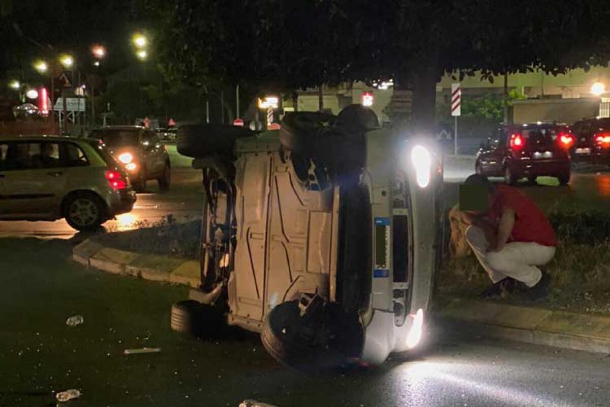 Carambola in via Venezia, con la Smart si ribalta sull'asfalto - 