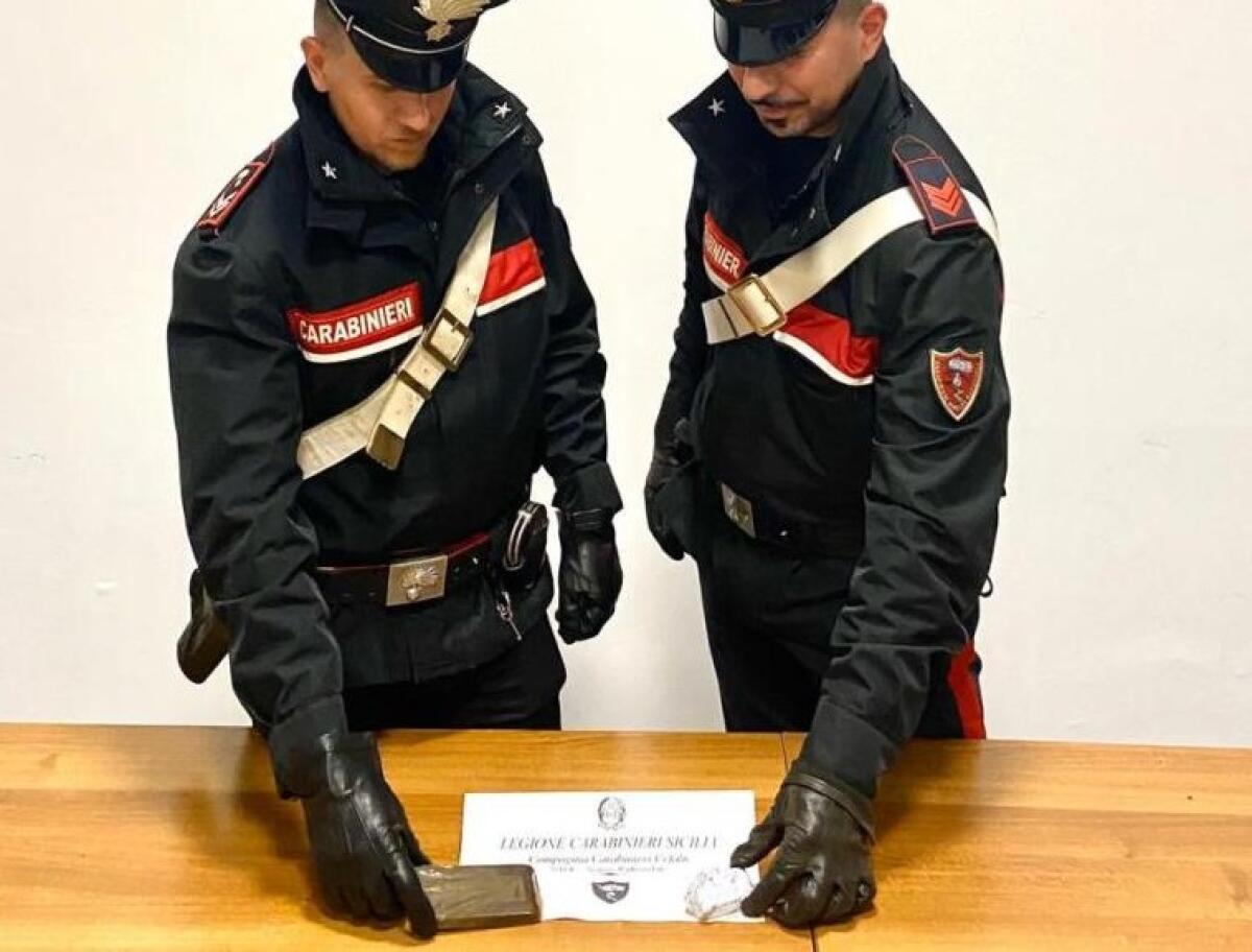 Tre gelesi arrestati dai carabinieri sulla Catania-Palermo, in auto trovati 2 panetti di hashish - 