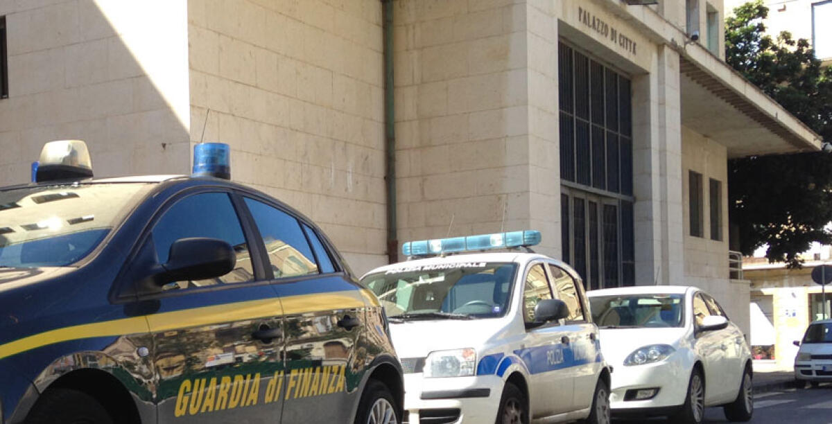 Lunghe code, esasperazione e attese, forze dell'ordine per calmare gli animi al Comune - 