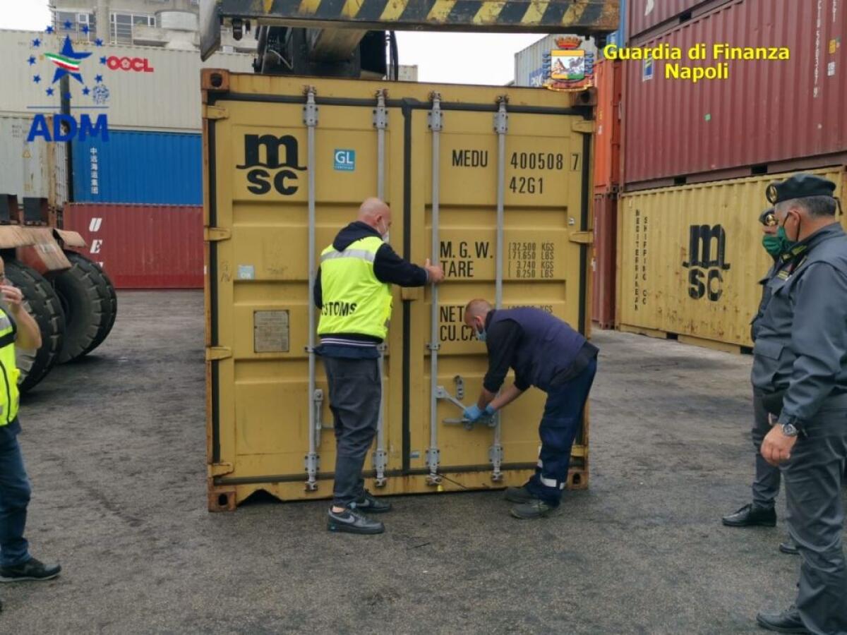 Sequestrate 8 tonnellate di rifiuti speciali al porto di Napoli - 