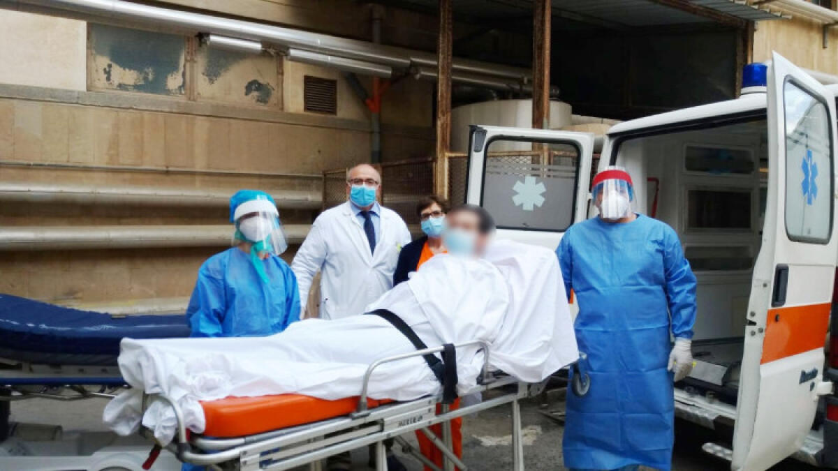 "Giorni tra vita e morte per Covid", guarito gelese a Modica: commozione medici - Medici e operatori lo hanno accompagnato all'ambulanza che lo ha trasferito a Scicli