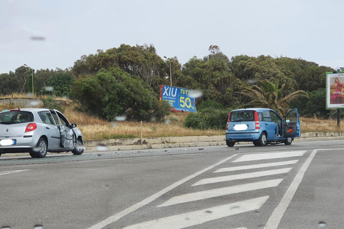 Incidente stradale sul lungomare Federico II di Svevia: coinvolte due auto - 