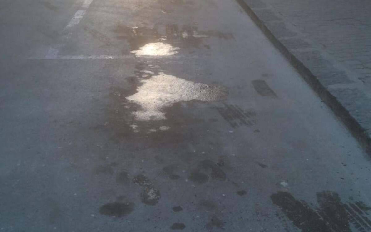 Chiazze di olio motore sporcano il centro storico, "tutti fanno finta di non vedere" - Le chiazze lungo il corso principale