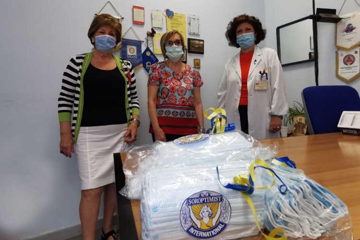 Emergenza covid-19, il "Soroptmist club" dona 180 mascherine a Senologia e Hospice - Da sinistra: Anna Maria Longo (presidente Aias), Giusi Argento (presidente Soroptimist Gela), Valeria Cannizzo (vice direttore ospedale Vittorio Emanuele).
