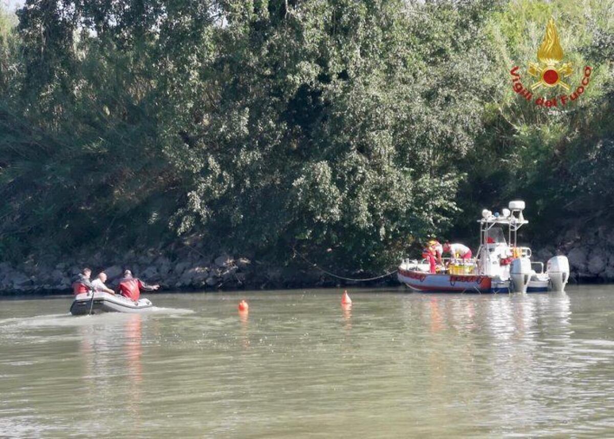 Aereo nel Tevere, individuato il corpo del ragazzo disperso - 