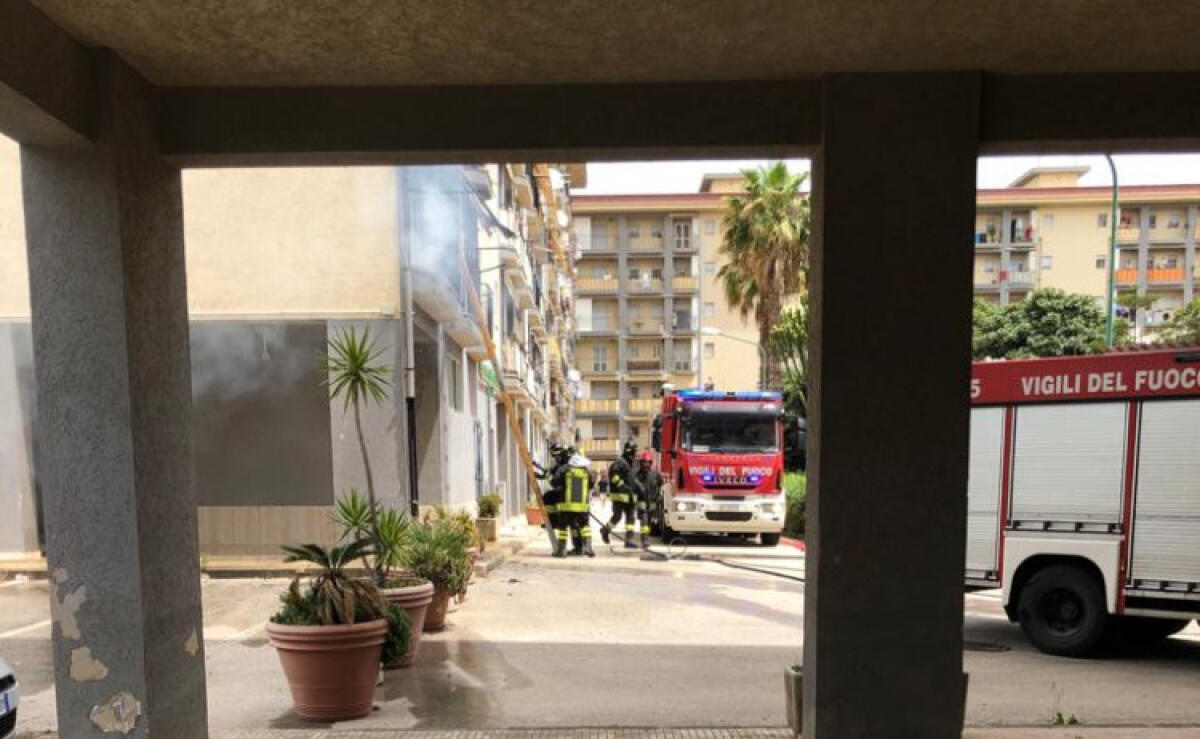 Allarme ad Albani Rocella, principio di incendio in un'abitazione - I vigili del fuoco sono intervenuti ad Albani Roccella