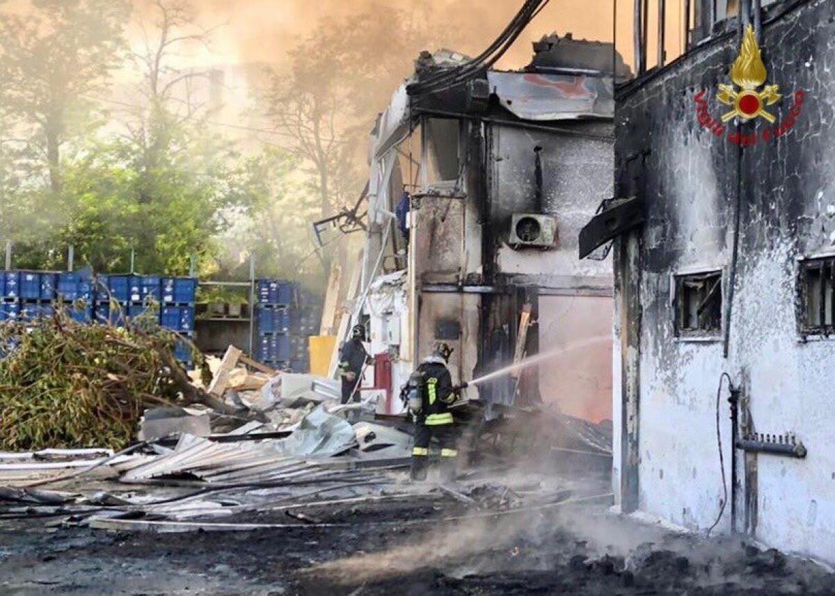 Esplosione in una fabbrica nel Napoletano, un morto e quattro feriti - 