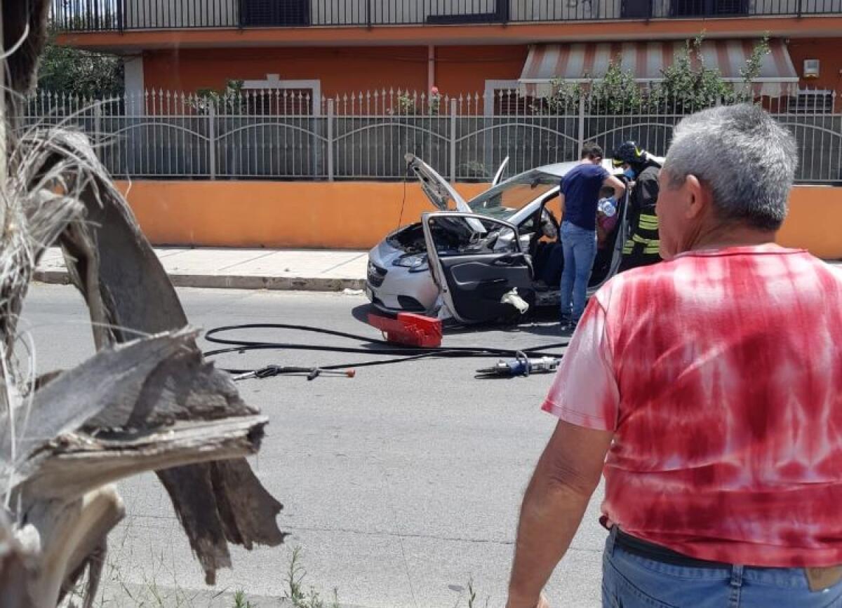 Carambola di auto in via Settefarine con tre feriti, due incastrati tra le lamiere - 
