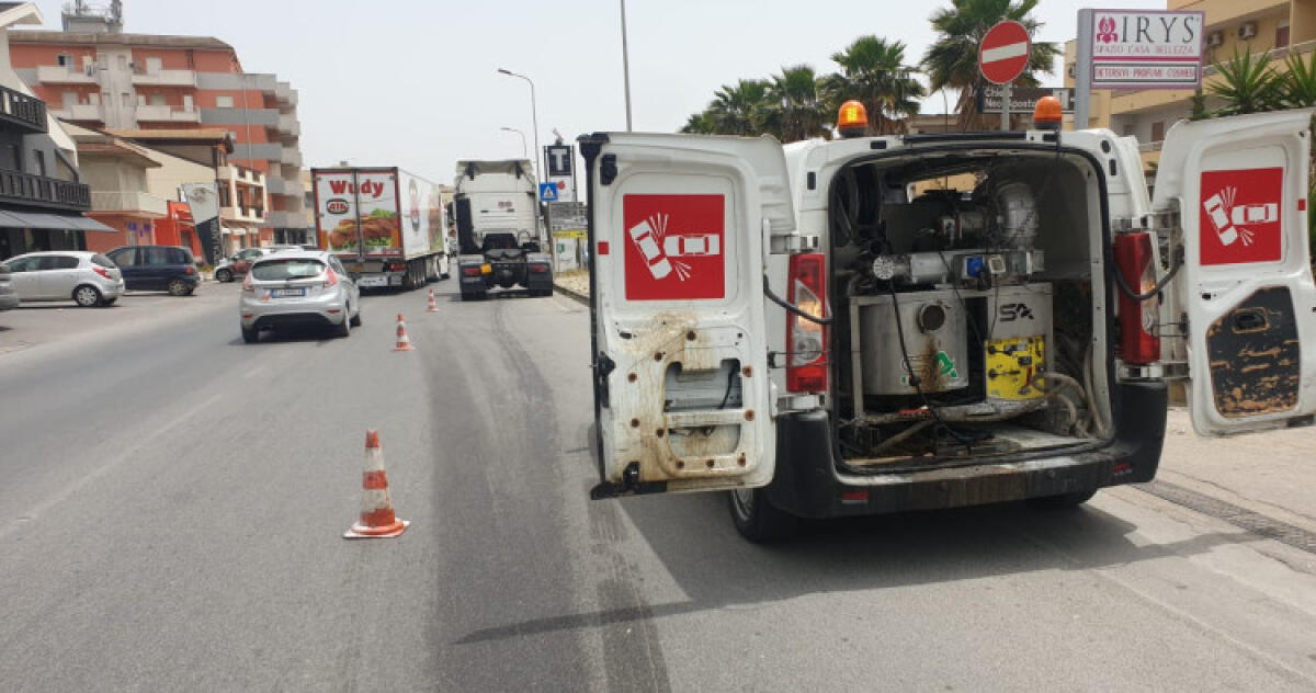 Scia di gasolio lungo via Venezia, guasto ad un tir in transito - Un tratto di via Venezia