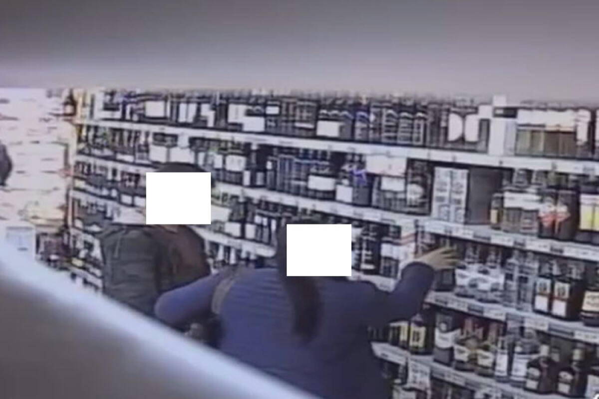 Ladri di whisky al "Paghi poco", immortalati e denunciati un uomo e una donna - Un frame della registrazione del furto tra gli scaffali del supermercato.