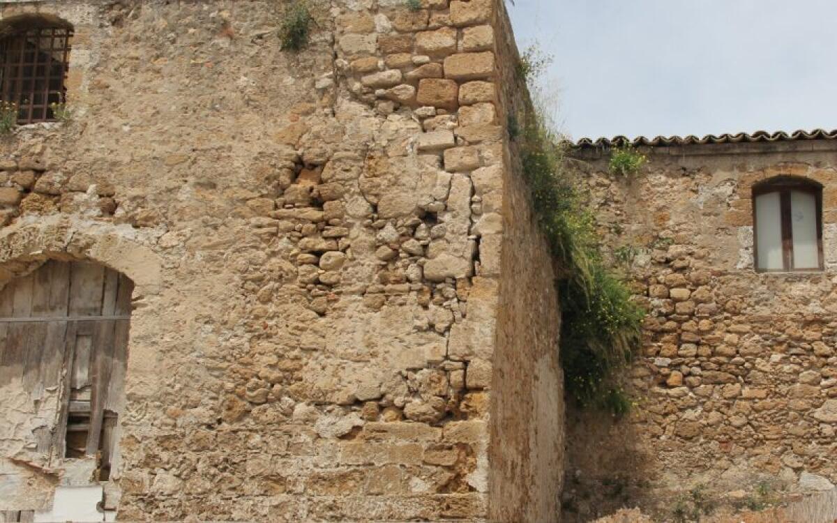 Cantonale torre piazza Calvario a rischio cedimento, autorizzati primi lavori - 