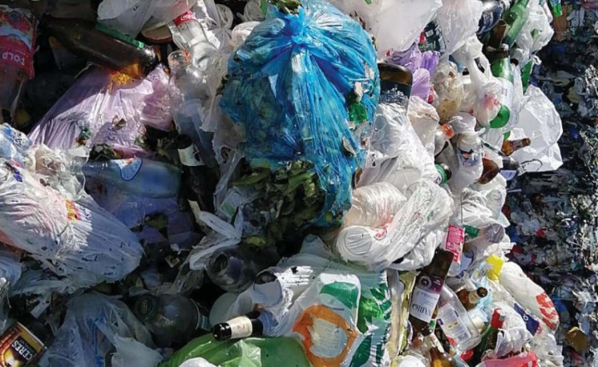 Insieme al vetro conferiti rifiuti organici e plastica: "Basta, ora solo nei contenitori appositi" - 