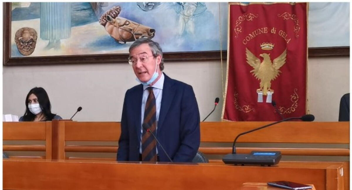 Possibile intimidazione a Greco, in fiamme siepi e verde della villetta di Manfria - Fiamme hanno danneggiato siepi e verde che circondano la villetta di Manfria