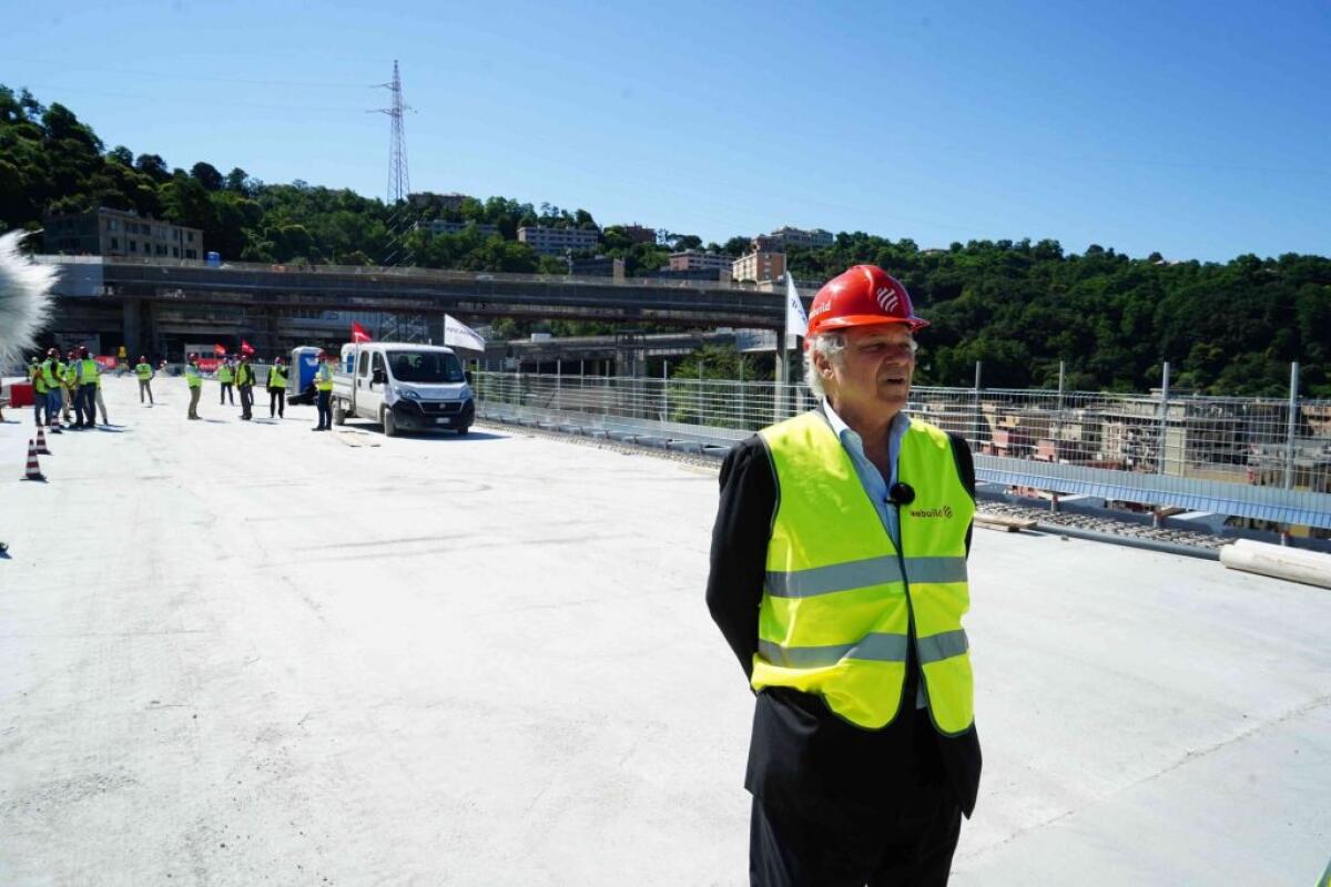 Stamattina la prima auto ha attraversato il nuovo ponte di Genova - 