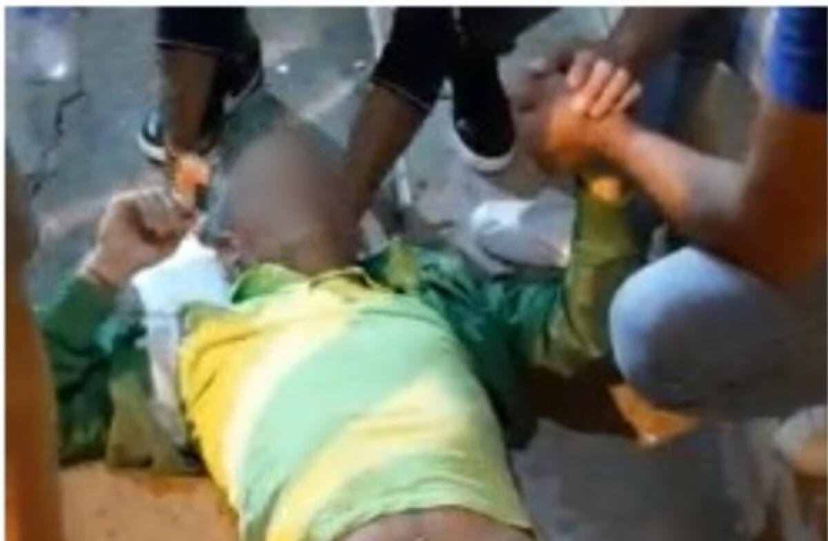 Tensione e disperazione al presidio ex Tekra, operaio colto da malore davanti municipio - Gli operai hanno soccorso per primi il compagno di lavoro