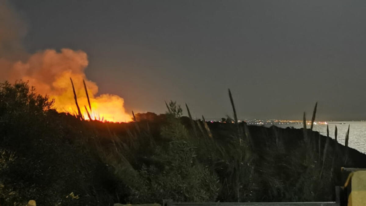 Paura a Montelungo, allarme per un altro rogo: fiamme molto alte - Le fiamme si sono alzate nel giro di pochi minuti