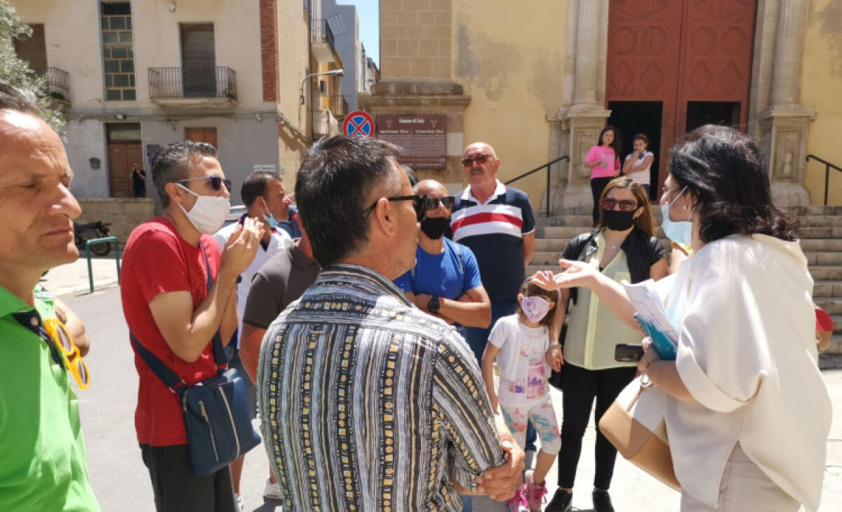 Ex Tekra, accordo su bacino disponibilità lavoratori: "Esteso ad intero ambito" - Gli ex lavoratori Tekra e i sindacalisti davanti al municipio