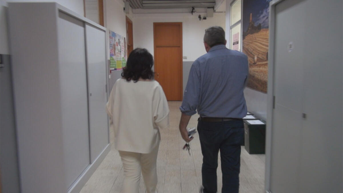 Acquisiti atti su rifiuti, investigatori sentono dirigenti, assessore e vertici Srr - Gli investigatori hanno acquisito informazioni anche dall'assessore Robilatte e dal presidente Srr Chiantia (nella foto entrambi di spalle)