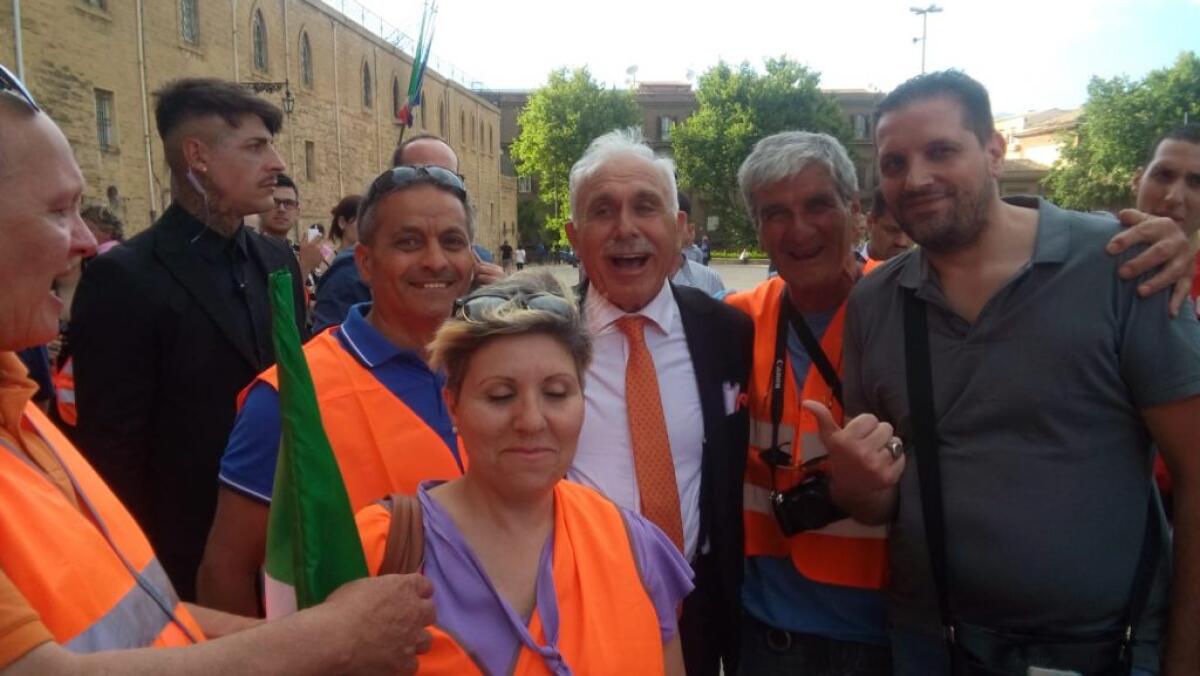 Gilet arancioni in piazza, oggi gruppo locale incontra cittadini - I gilet arancioni anche in città