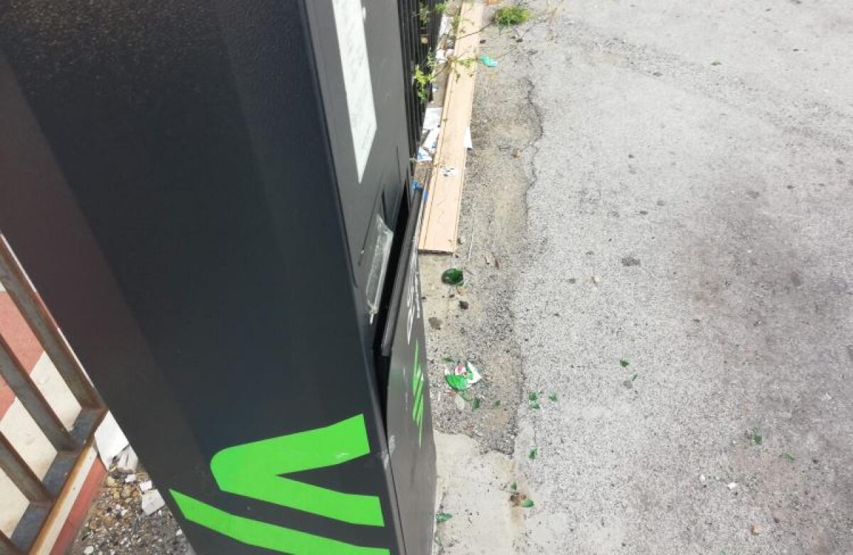 Tentato furto nel parcheggio di via Scontrino, danneggiato il totem - 