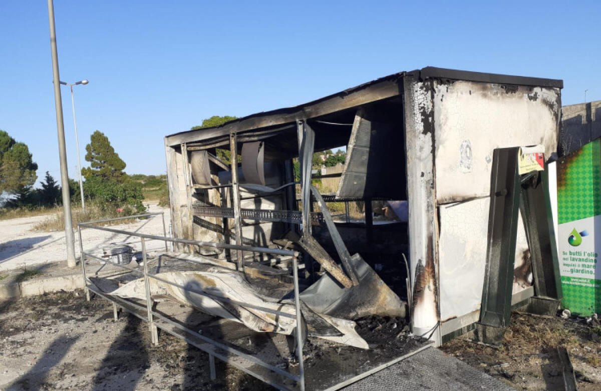 Dopo minacce clan Noto, ora isola ecologica "Roma Costruzioni" distrutta da fiamme - L'isola ecologica distrutta dalle fiamme