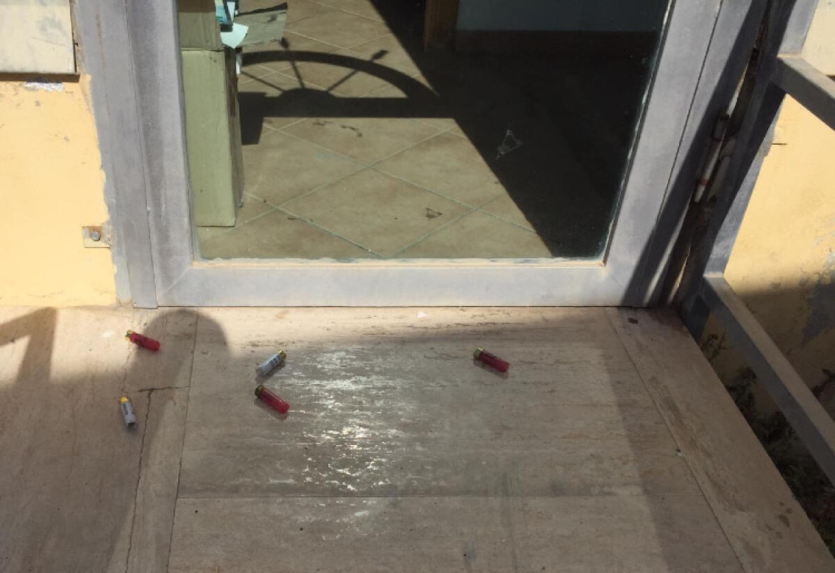 Possibile intimidazione alla "Nautica service", cartucce di fucile in ufficio azienda - Le cartucce davanti alla porta degli uffici dell'azienda