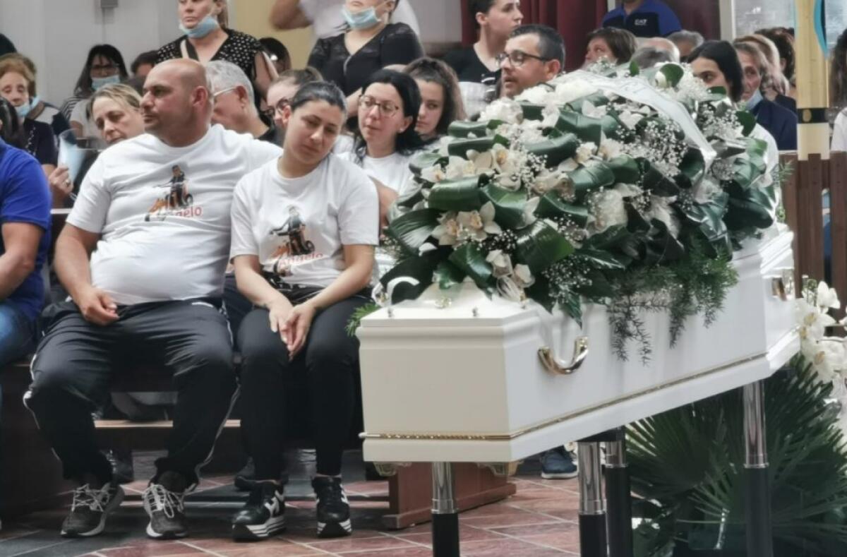 Folla per l'ultimo saluto ad Angelo, "era uno di noi lascia  un vuoto enorme" - 