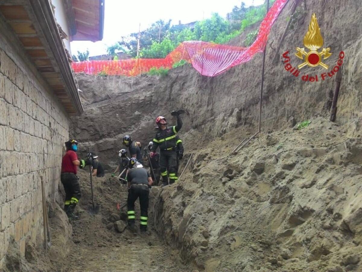 Frana travolge operai a Napoli, due morti - 