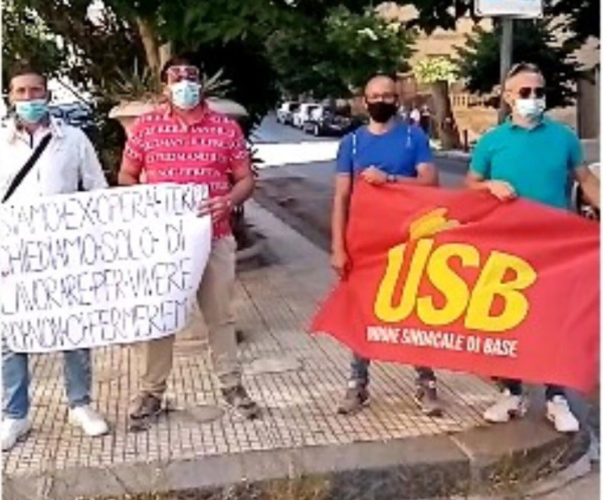 "Non abbandoniamo diciotto padri di famiglia", ex Tekra e Usb in prefettura - Questa mattina operai e sindacalisti Usb erano in prefettura