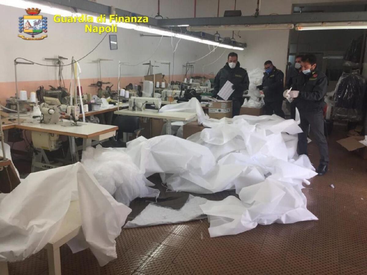 Coronavirus, fabbrica abusiva di mascherine sequestrata nel Casertano - 
