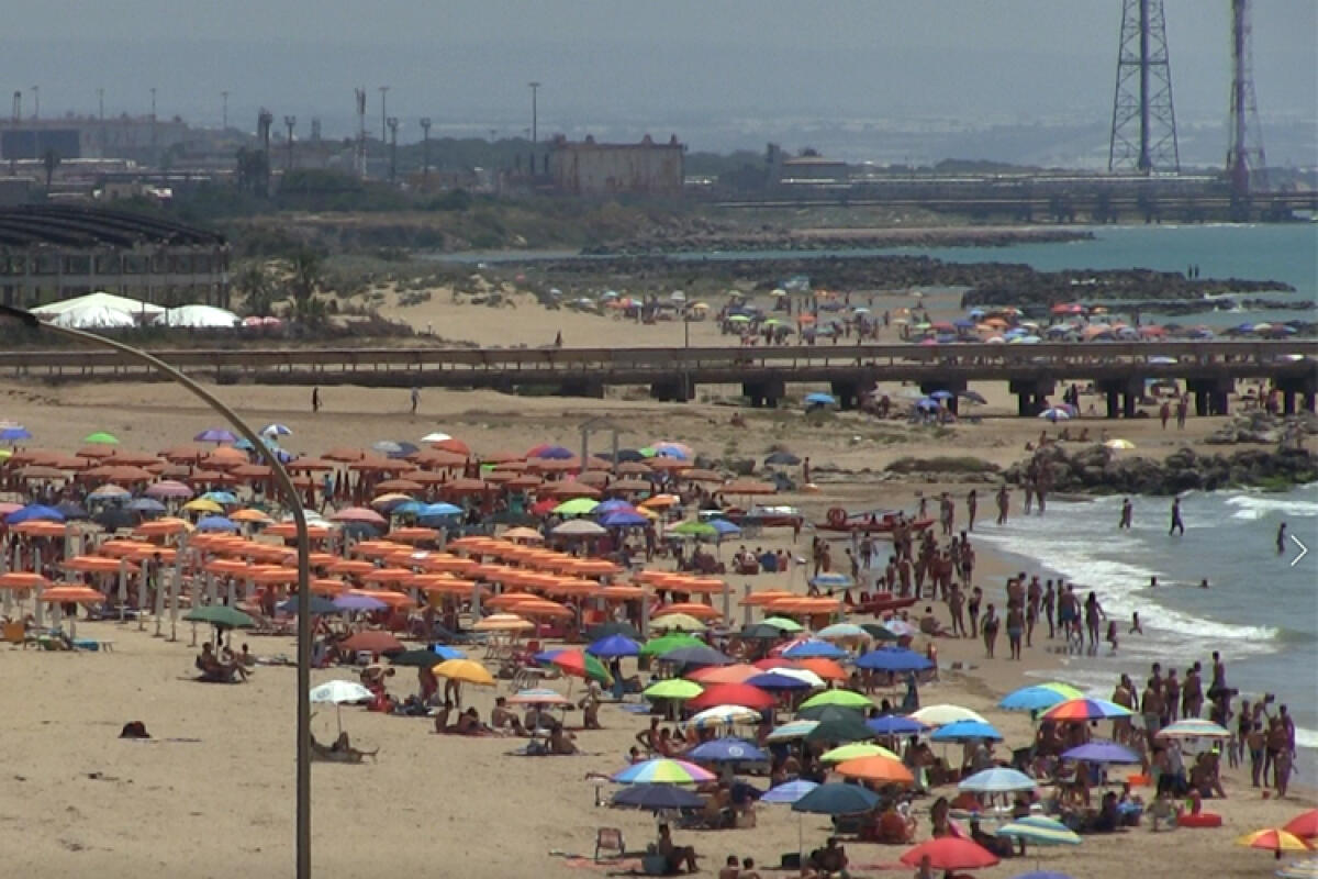 Spiagge invase dai bagnanti, niente regole e distanziamento sociale - 