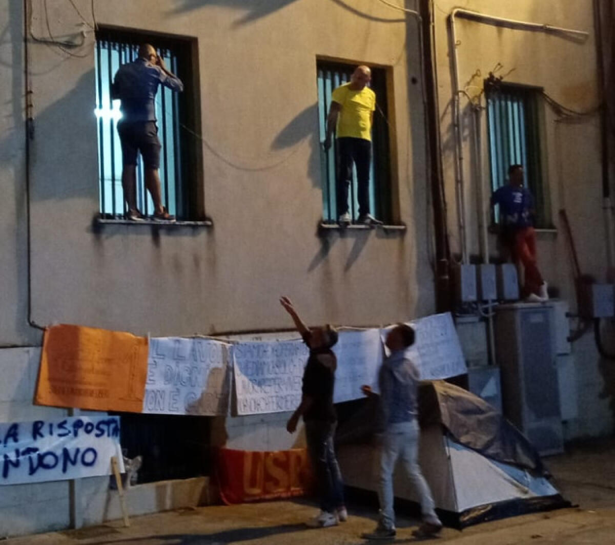 Monta la protesta degli ex Tekra, operai con catene al collo davanti al municipio - Un'altra notte di protesta al presidio degli ex Tekra