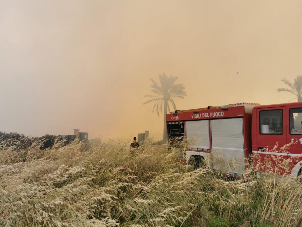 Azienda agricola colpita in pieno giorno, balle di fieno in fiamme - 