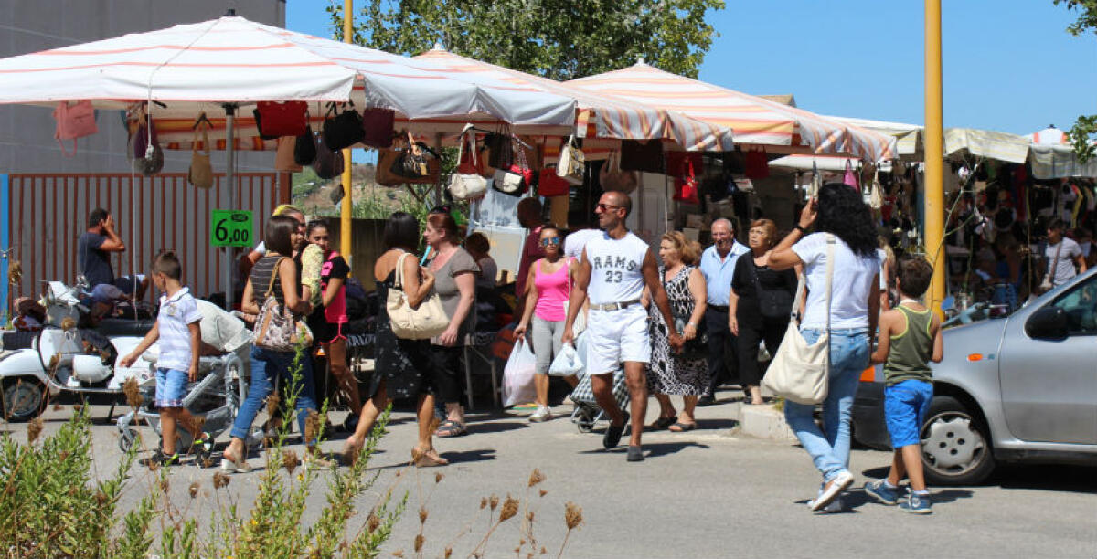 Martedì riparte mercato: controlli, obbligo di mascherine e multe salate per violazioni - 