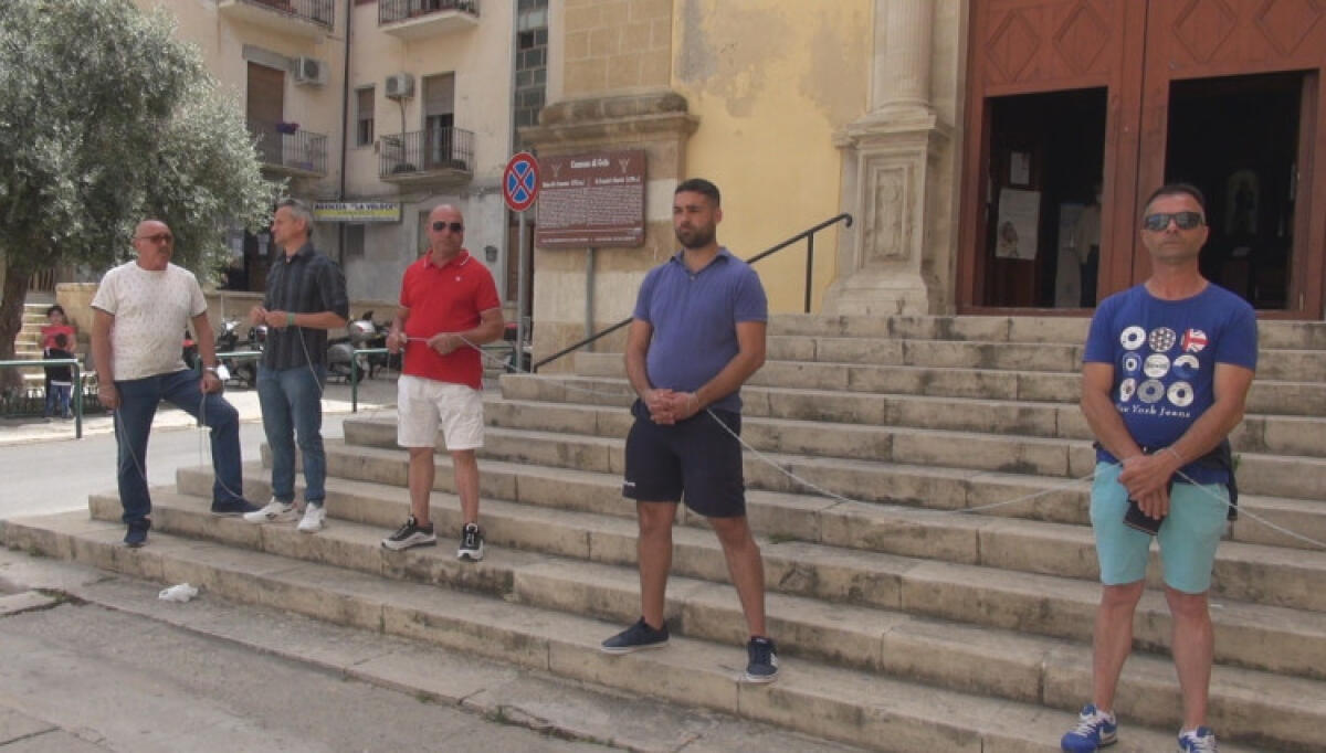 Continua protesta ex Tekra, alcuni lavoratori anche nei pressi abitazione sindaco - I lavoratori negli scorsi giorni incatenati davanti al municipio