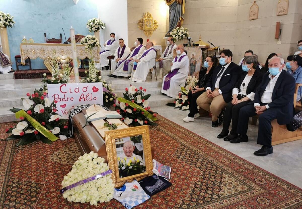 Folla straripante ai funerali di don Aldo, il prete "social" che denunciava le ingiustizie - 