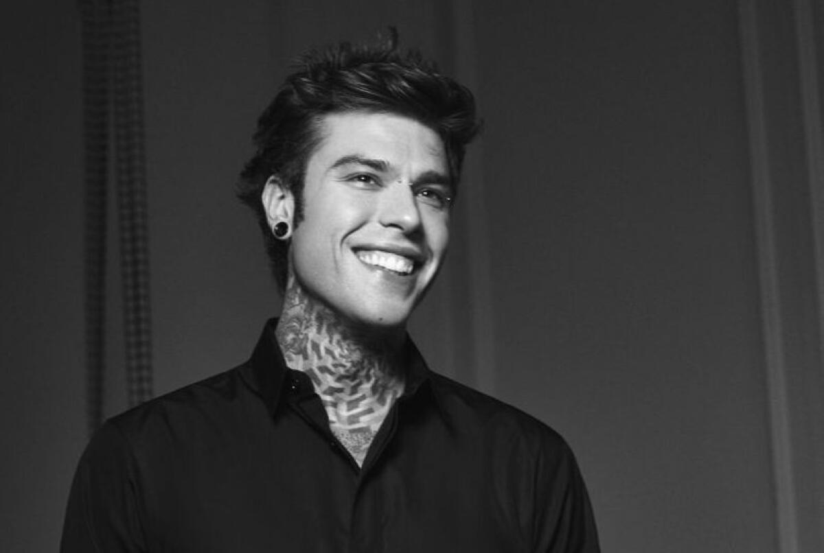 Fedez torna con il nuovo singolo “Bimbi per strada” -