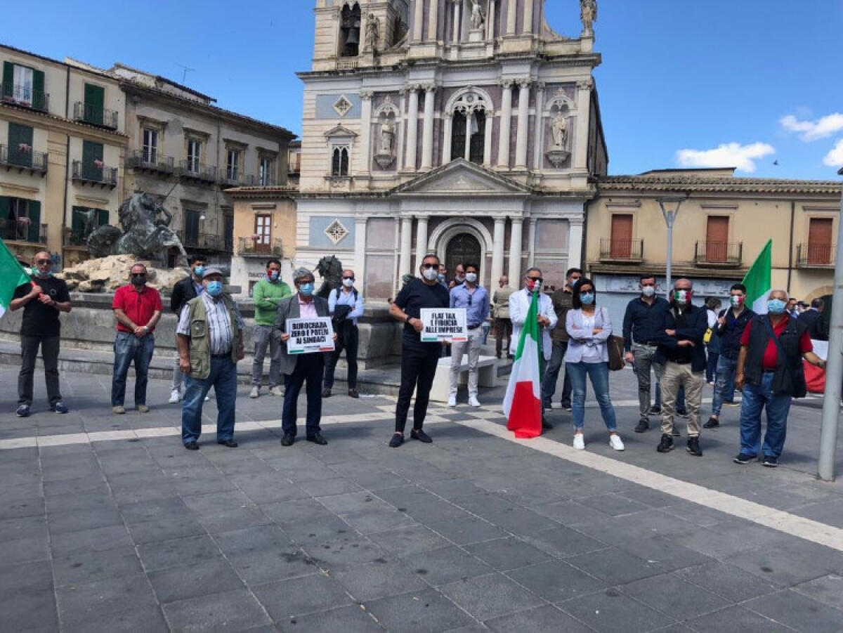 FdI in piazza contro governo Conte: "Diamo voce a chi è stato dimenticato" - Gli esponenti di FdI si sono radunati in piazza a Caltanissetta