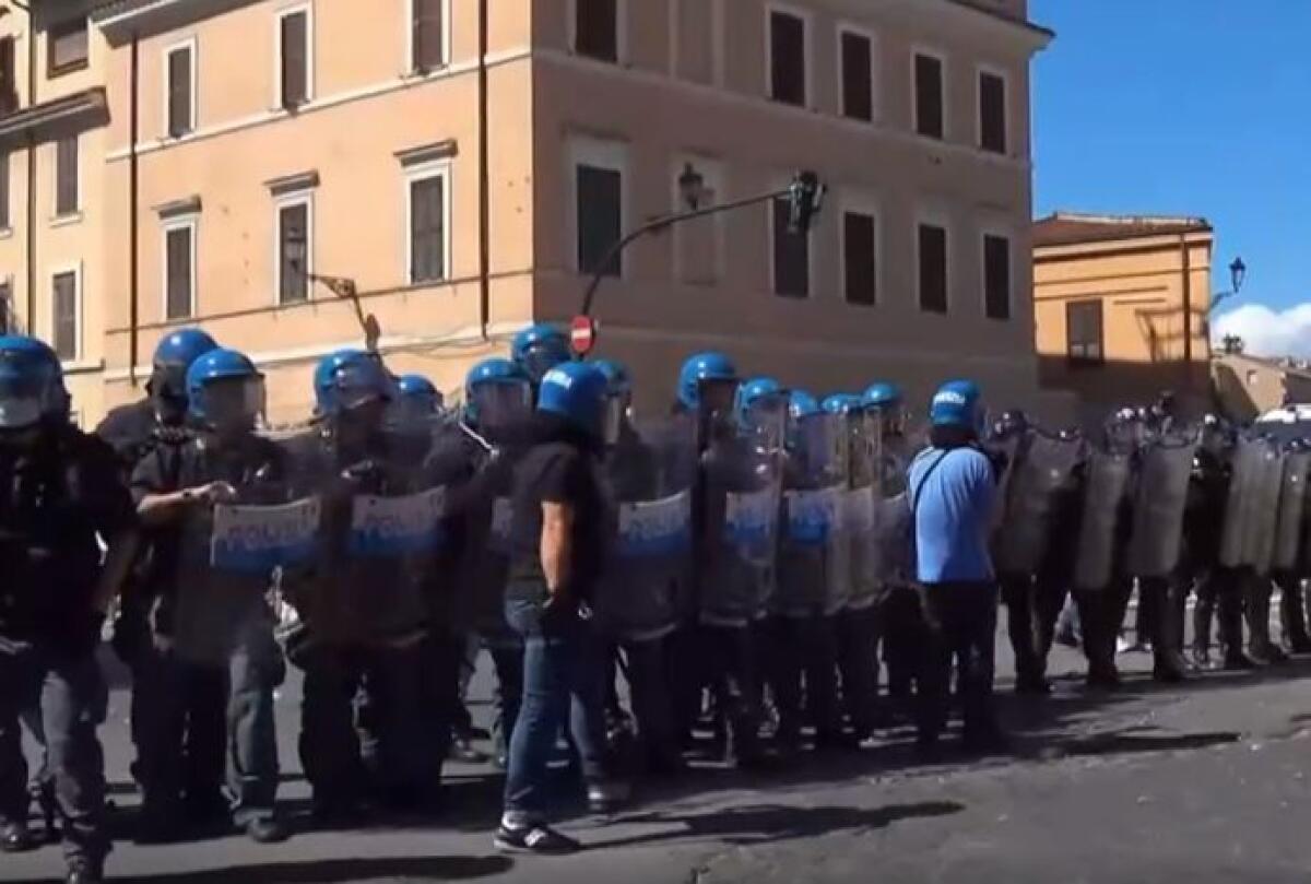Tensione al Circo Massimo, lancio fumogeni durante manifestazione Fn - 