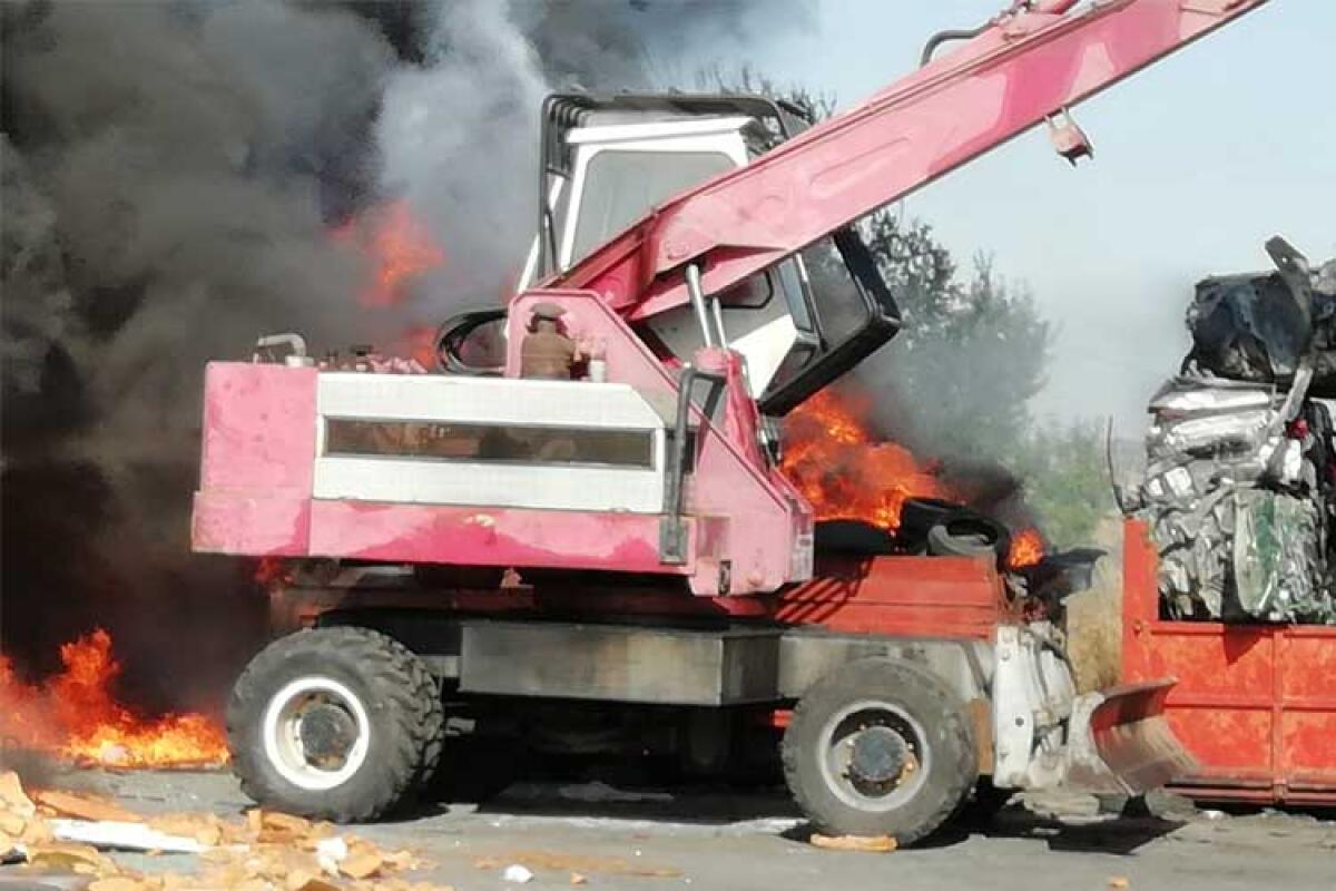 Brucia l'area industriale, le fiamme anche all'interno di un autodemolizioni - I mezzi del centro tra le fiamme.