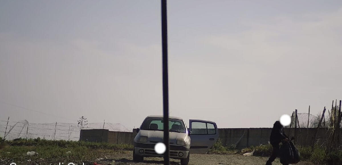 Ripresi dalle videocamere, almeno 170 casi: ecco i trasgressori del sacchetto selvaggio - Uno dei trasgressori filmato dai sistemi di videosorveglianza mobile