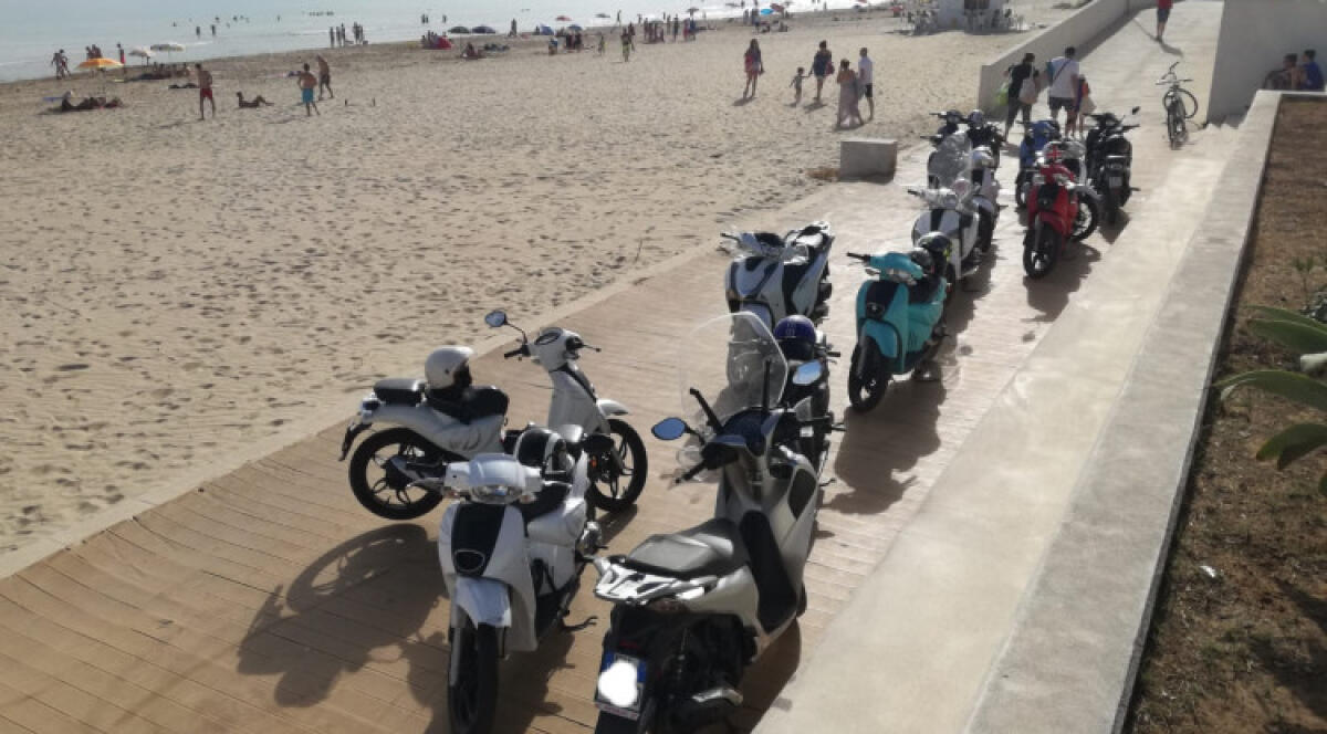 Passeggiata sul lungomare trasformata in parcheggio abusivo di scooter - Motorini occupano la passeggiata sul lungomare
