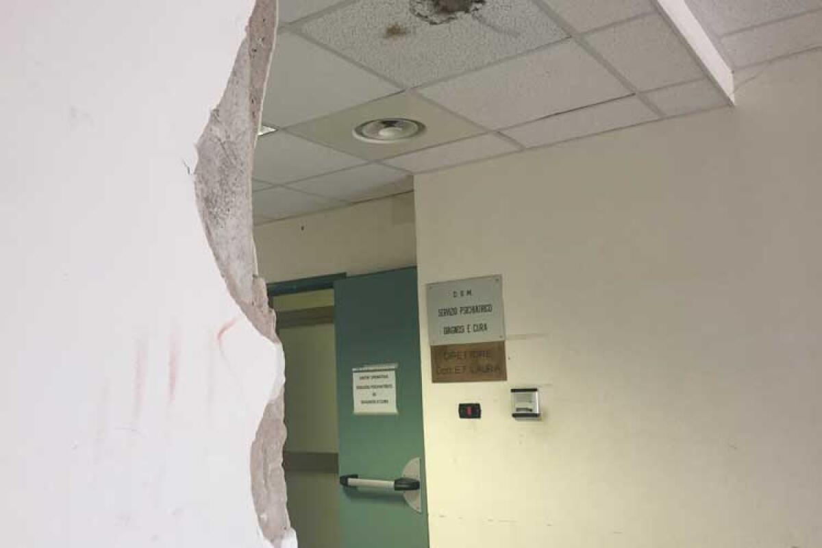 L'Asp cl2 ignora l'assessore Razza, psichiatria chiusa: paziente trasferito a Catanzaro - Lo stato in cui versano alcune pareti dell'ospedale "Vittorio Emanuele"