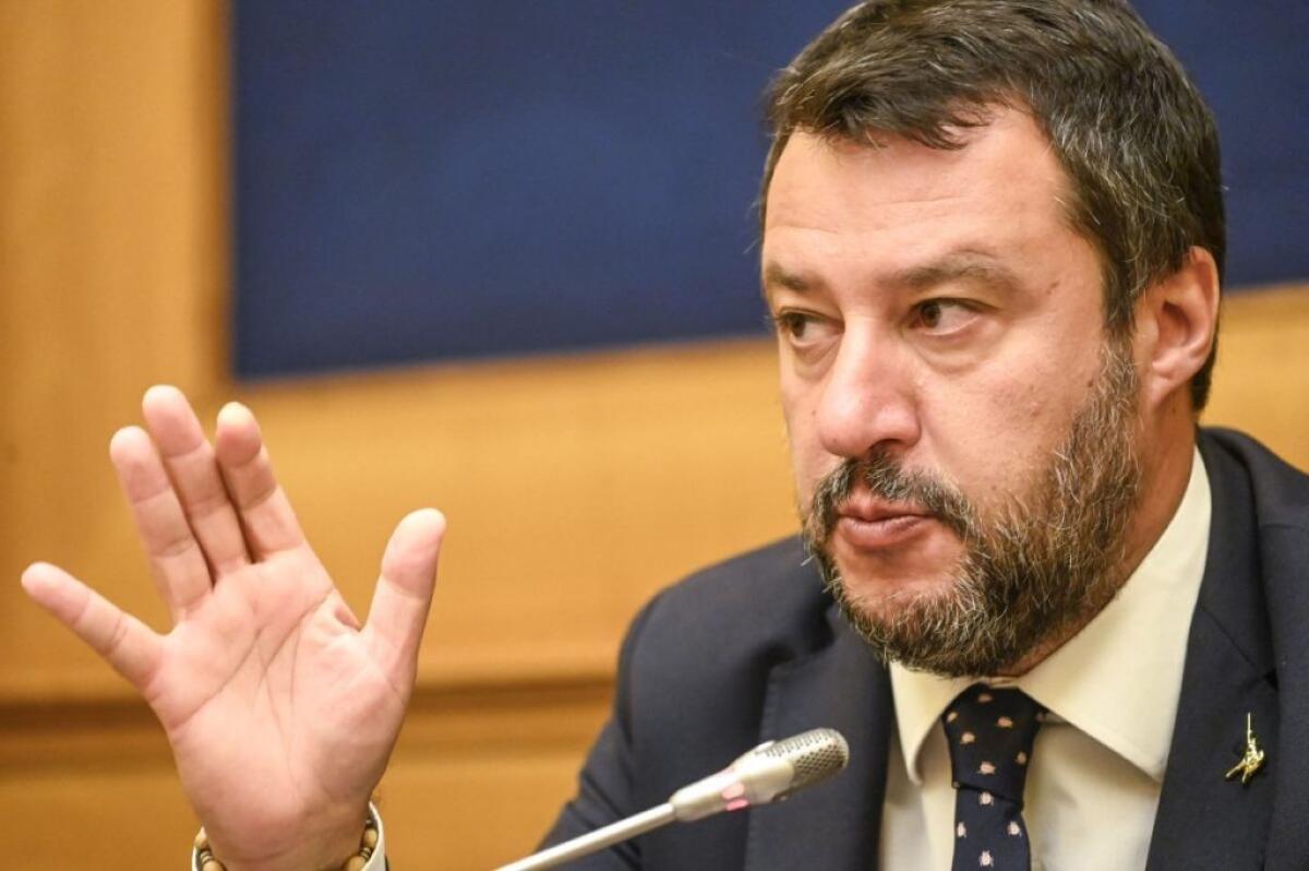 Salvini “Record di sbarchi ma la maggioranza mi manda a processo” -