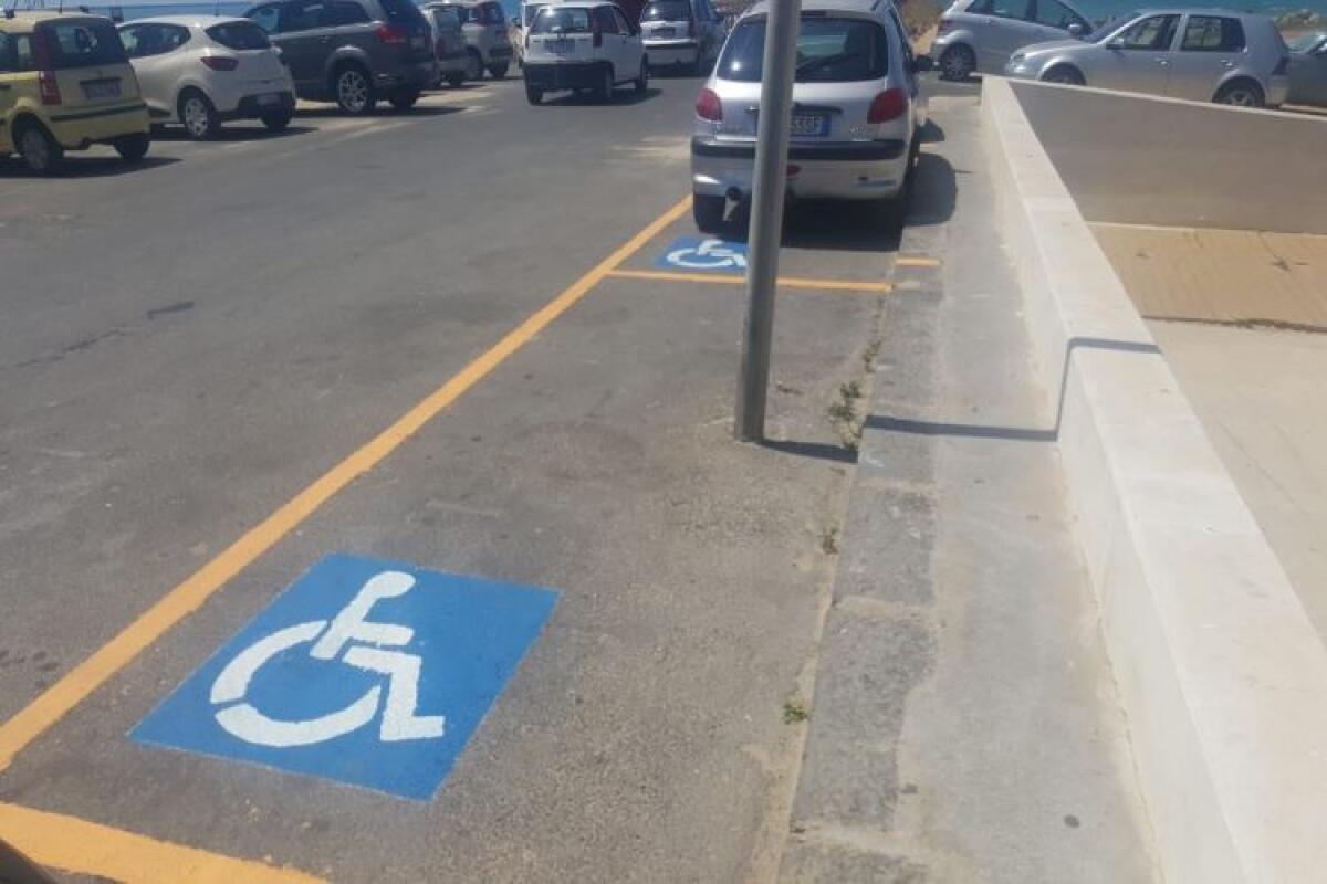 Lo stallo della vergogna, parcheggio disabili con palo al centro dell'area di sosta - 