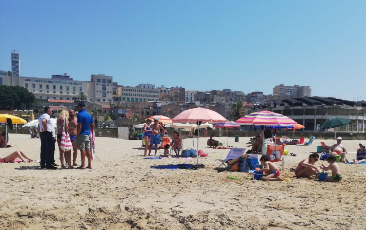 Bambino rischia di annegare, genitori lo salvano: "Nelle spiagge mancano bagnini" - 