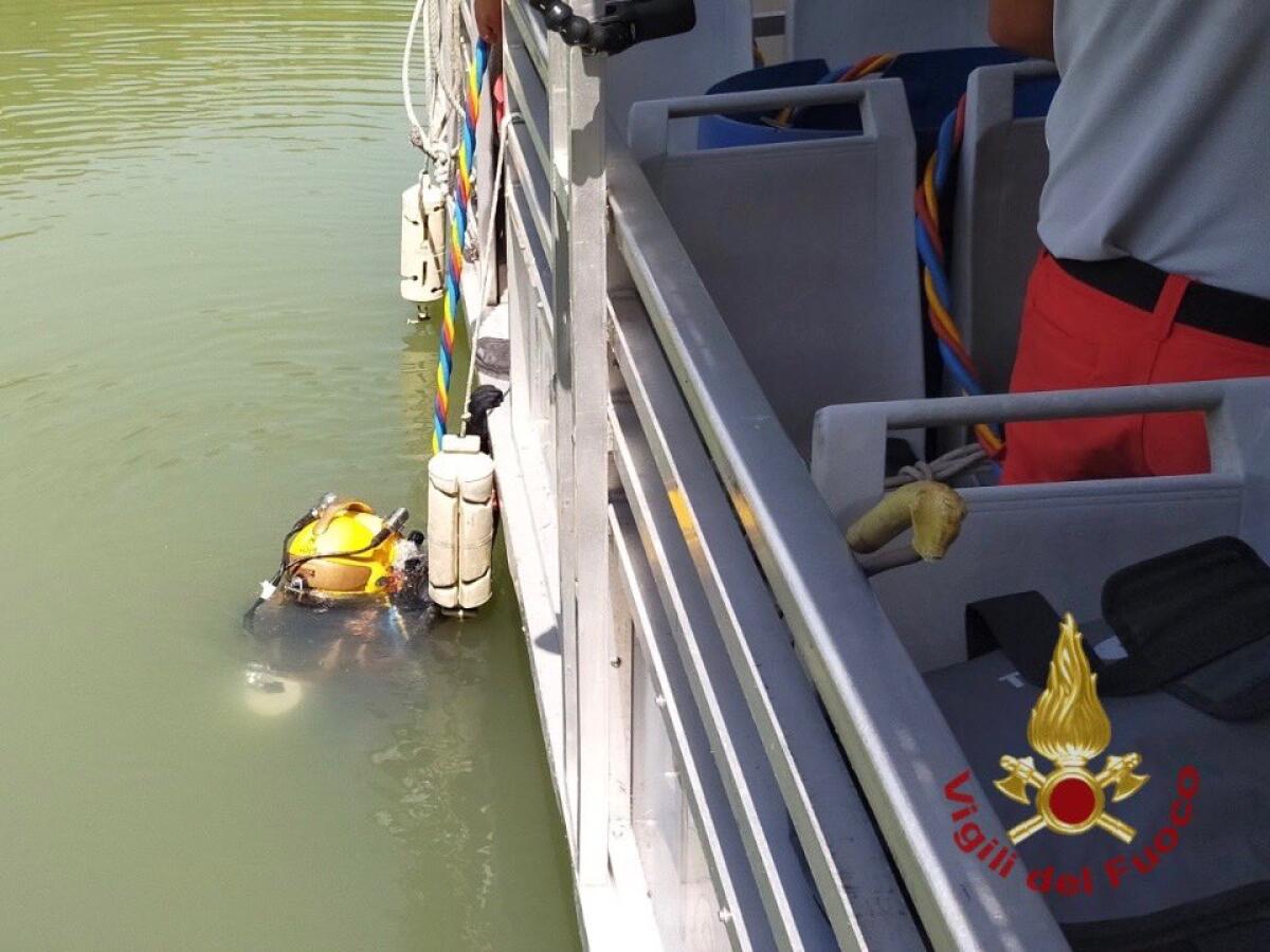 Elicottero nel Tevere, recuperati i corpi delle due vittime - 