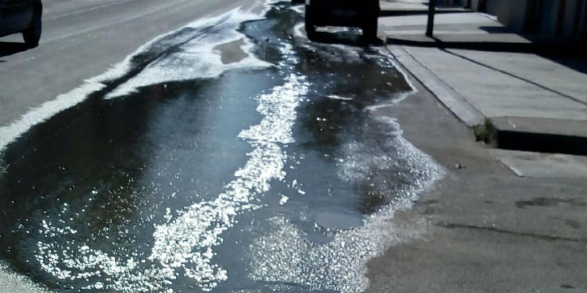 "Con perdite acqua a rischio salute utenti", Di Blasi: "Preoccupante silenzio sindaco" - L'acqua si riversa in strada