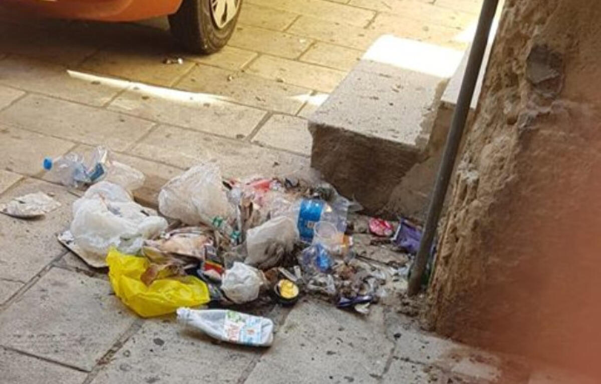 Città sporca, in centro storico incuria e rifiuti in strada in via Battesimo - Rifiuti abbadonati in strada in via Battesimo