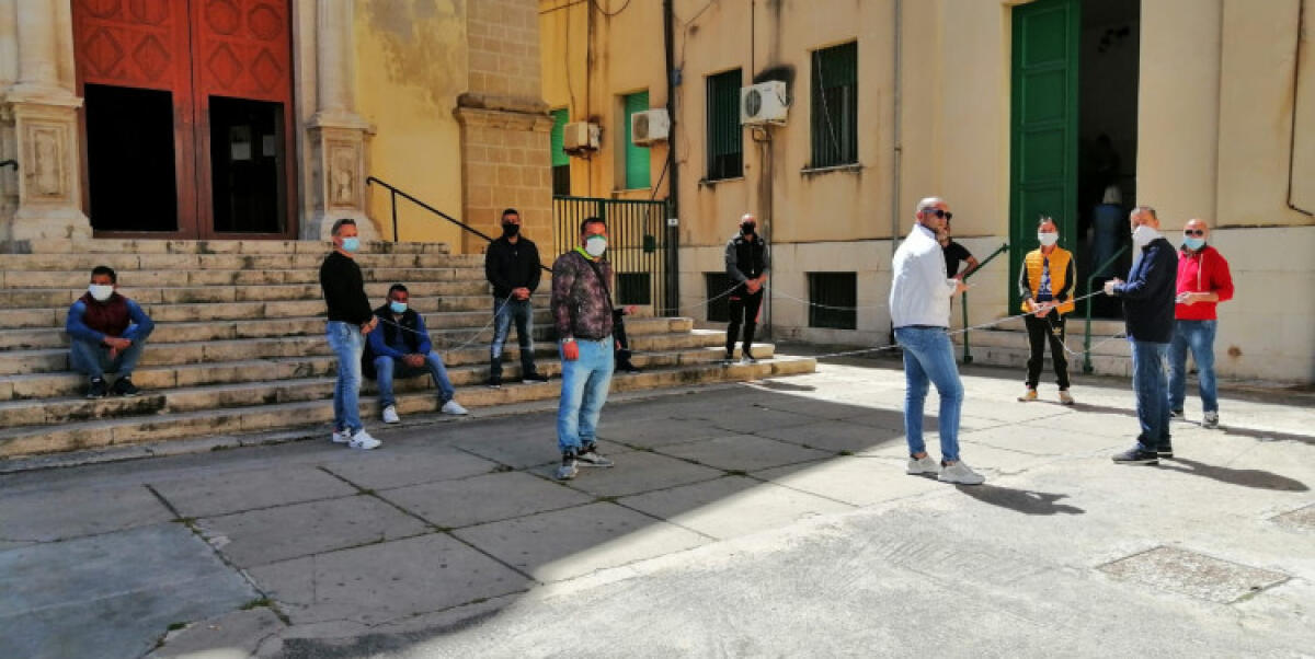 Ex Tekra, dopo incontro Greco-sindacati non c'è accordo: si valutano criteri bacino - I lavoratori del servizio rifiuti in protesta davanti al Comune